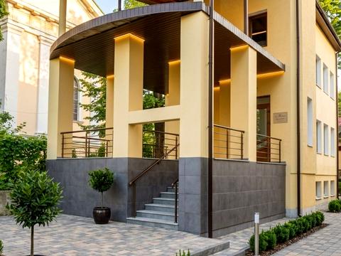 комерційна за адресою Андрея Шептицького вул., 105а