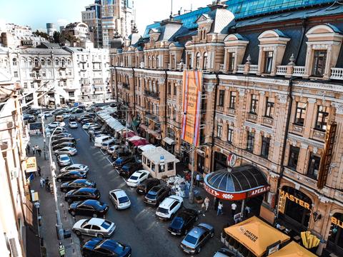 комерційна за адресою Басейна вул., 1