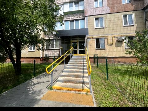 комерційна за адресою Ревуцького вул., 35