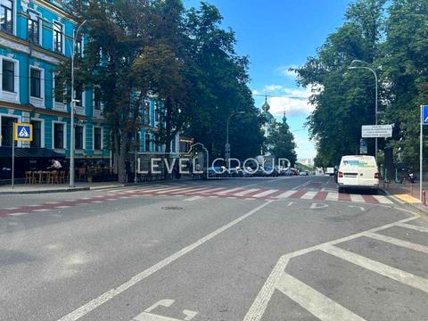 комерційна за адресою Володимирська вул., 6