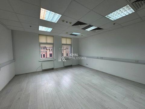 комерційна за адресою Володимирська вул., 38