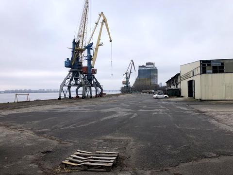 комерційна за адресою Десантників пл., 5