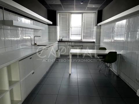 комерційна за адресою Пирогівський Шлях вул. (Червонопрапорна), 167-А