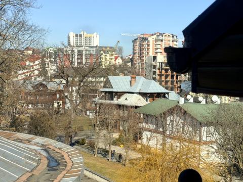 комерційна за адресою Суховоля вул., 7