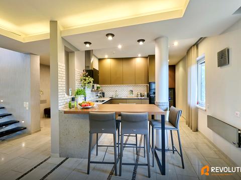 дом по адресу с. Плюты, Київська ул.