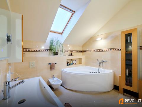 дом по адресу с. Плюты, Київська ул.