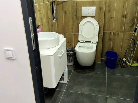 комерційна за адресою Щирецька вул., 37