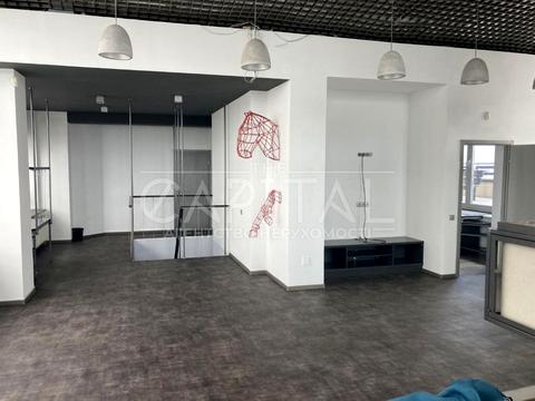 комерційна за адресою Дніпровська набережна вул., 1