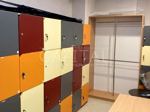 комерційна за адресою Дніпровська набережна вул., 1