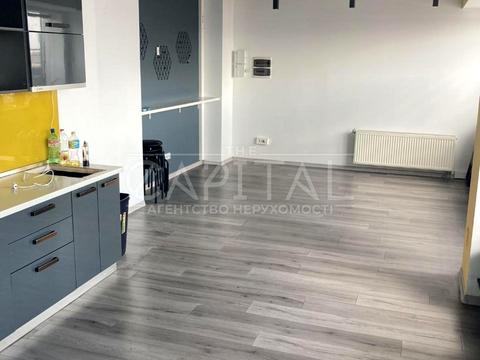 комерційна за адресою Дніпровська набережна вул., 1