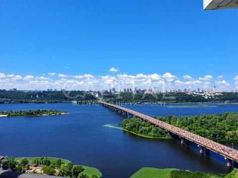 комерційна за адресою Дніпровська набережна вул., 1