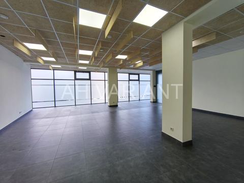 комерційна за адресою Корятовича пл., 33