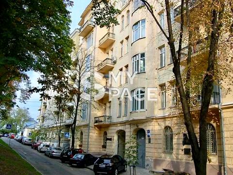 комерційна за адресою Костельна вул., 8