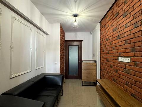 комерційна за адресою Пластова вул. (Остафова), 10