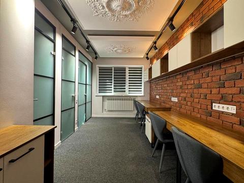 комерційна за адресою Пластова вул. (Остафова), 10