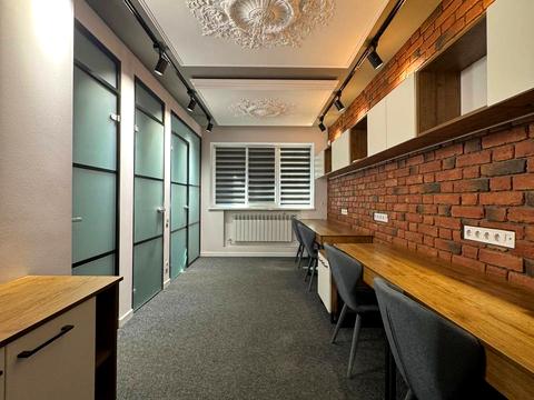 комерційна за адресою Пластова вул. (Остафова), 10