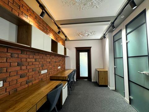 комерційна за адресою Пластова вул. (Остафова), 10