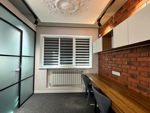 комерційна за адресою Пластова вул. (Остафова), 10