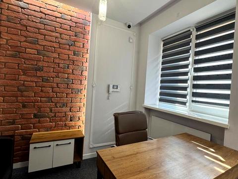 комерційна за адресою Пластова вул. (Остафова), 10