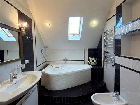 будинок за адресою Олени Теліги вул.