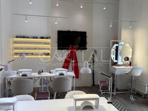 комерційна за адресою Салютна вул., 2