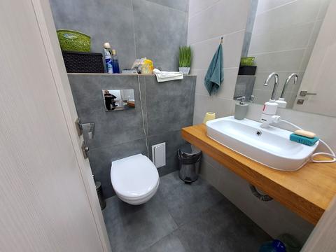 комерційна за адресою Замкова вул., 5