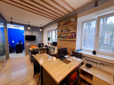 комерційна за адресою Замкова вул., 5