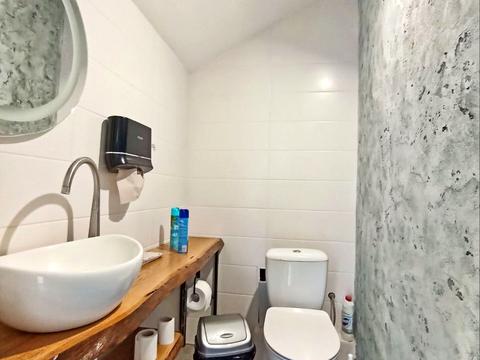 комерційна за адресою Грушевського вул., 57