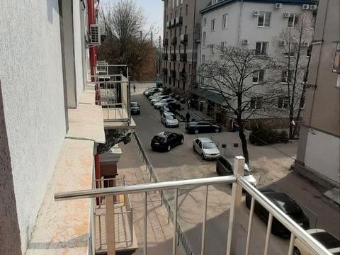 комерційна за адресою Академіка Євгена Лазаренка вул., 4б
