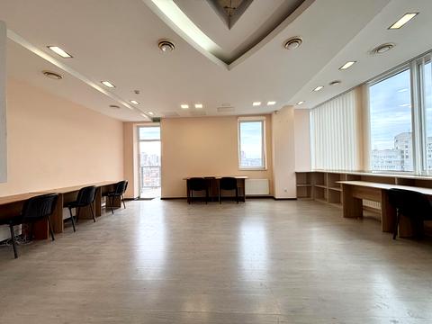 комерційна за адресою Королеви Єлизавети ІІ вул. (Глинки), 7