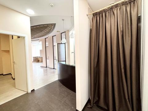 комерційна за адресою Королеви Єлизавети ІІ вул. (Глинки), 7