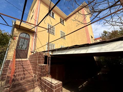 будинок за адресою Центральна вул., 1