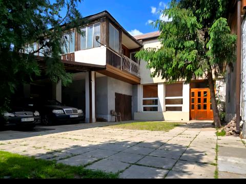 будинок за адресою Михайла Жолобова вул.