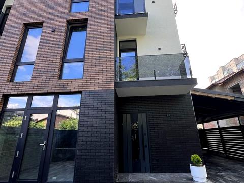 будинок за адресою Євгена Патона вул.