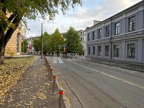 комерційна за адресою Новонаводницька вул. (Лаврська), 5