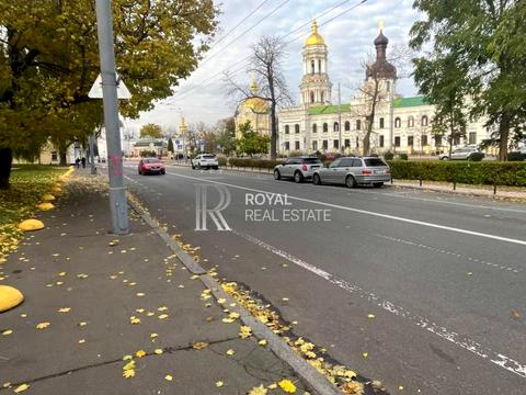комерційна за адресою Новонаводницька вул. (Лаврська), 1