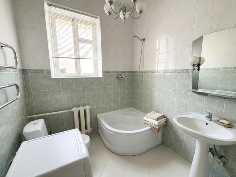 будинок за адресою Героїв України вул.