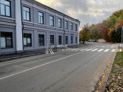 комерційна за адресою Новонаводницька вул. (Лаврська), 5