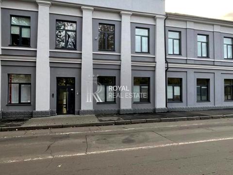 комерційна за адресою Новонаводницька вул. (Лаврська), 8