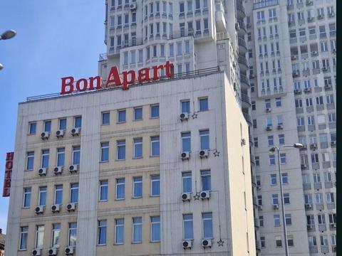 паркомісце за адресою Миколи Міхновського бульв. (Дружби народів), 14-16