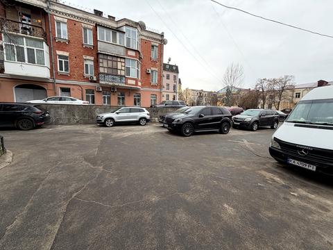 комерційна за адресою Межигірська вул., 25