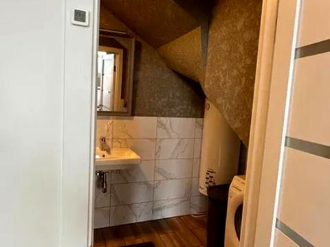 будинок за адресою Центральна вул., (Будинок 1)