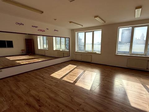 комерційна за адресою Миру пл., 57