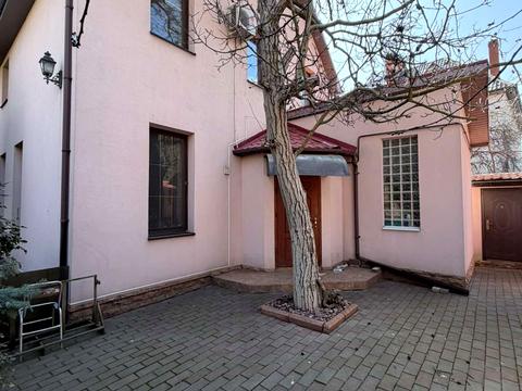 будинок за адресою Бернардацці вул. (Красних Зір)