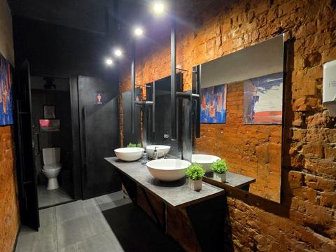 комерційна за адресою Логінова вул., 1