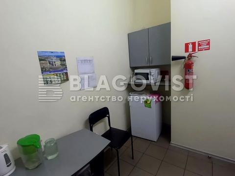 комерційна за адресою Раїси Окіпної вул., 4