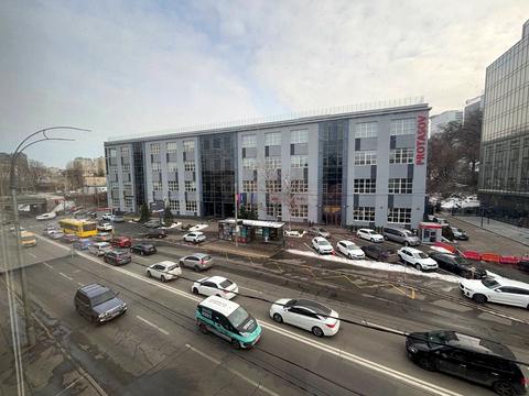 комерційна за адресою Нововокзальна вул., 2