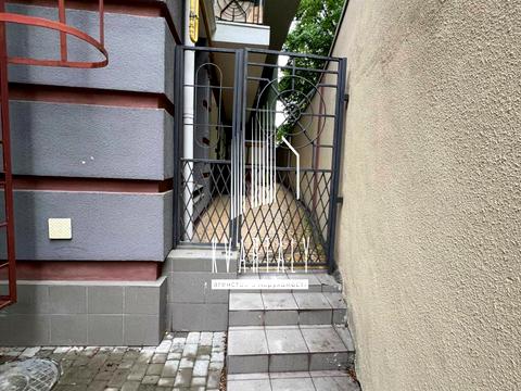 комерційна за адресою Дегтярна вул., 11