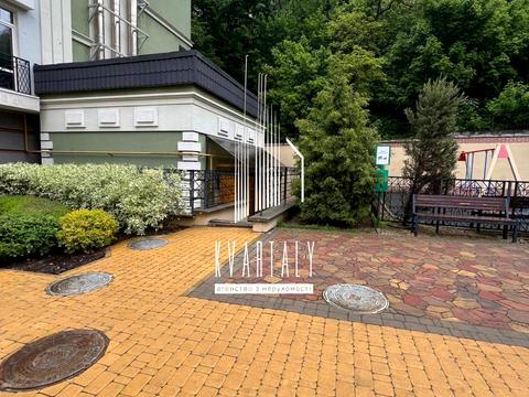 комерційна за адресою Дегтярна вул., 11