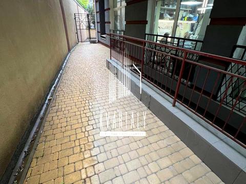 комерційна за адресою Дегтярна вул., 11